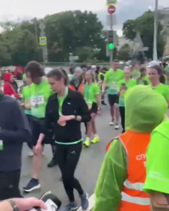 Пачка бегунов в зелёных футболках после первого DJ-run полумарафона